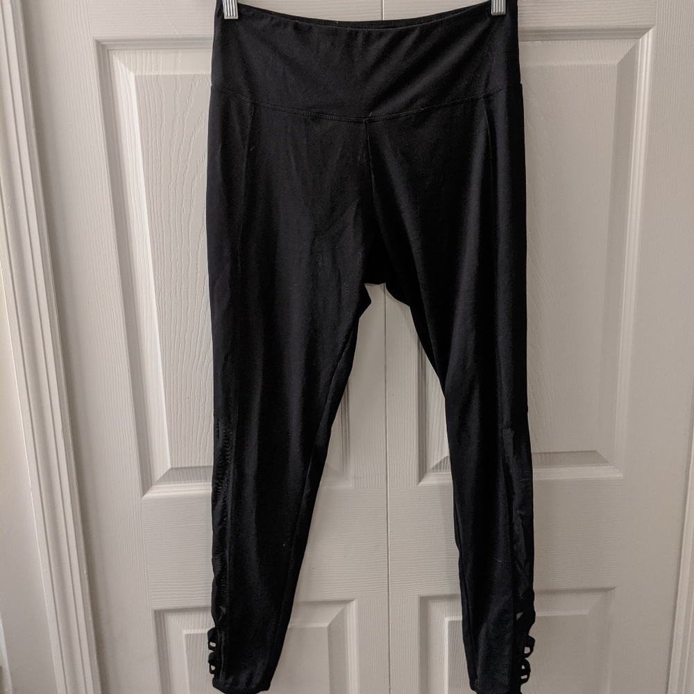 ⭐Leggings with cut out detail